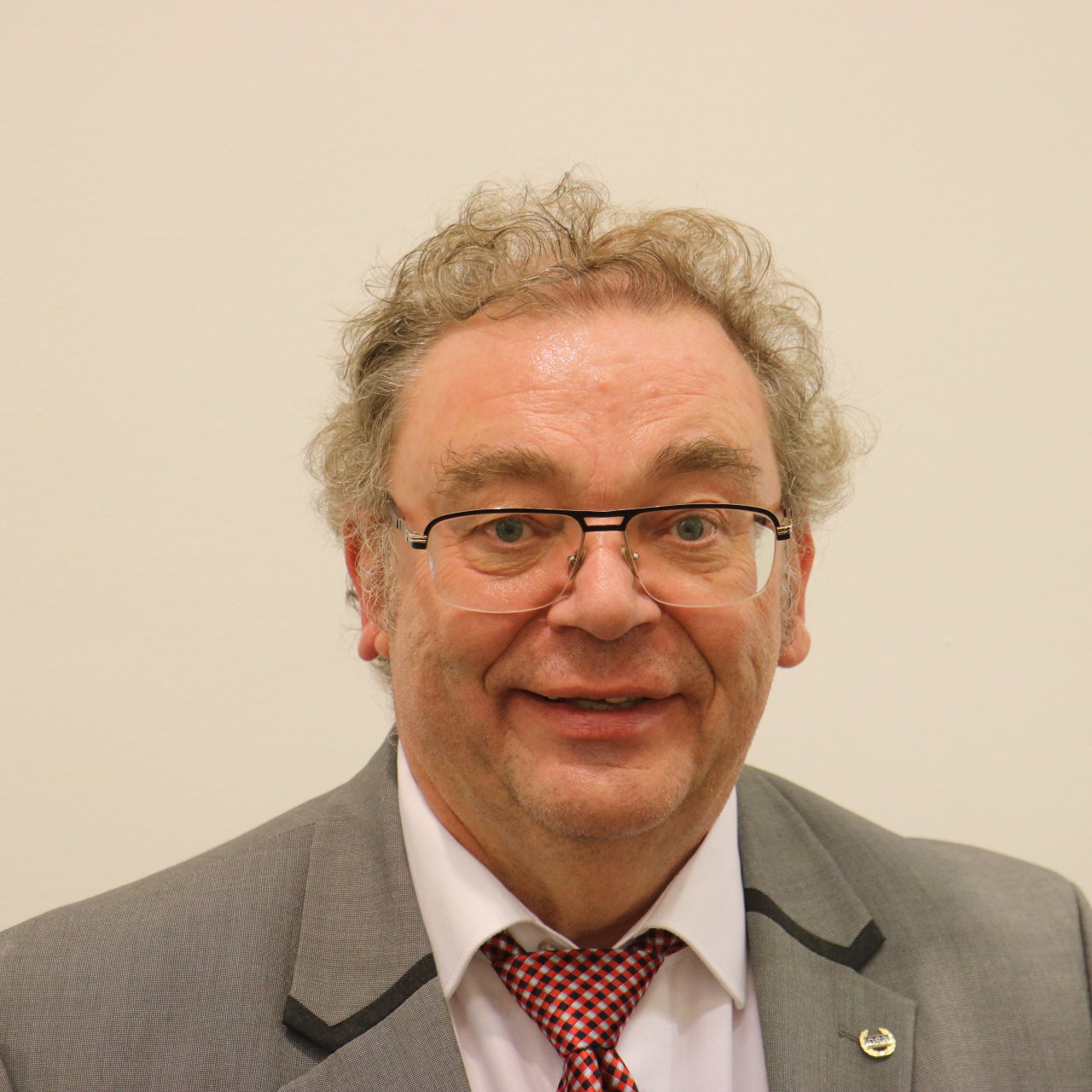 Profilbild von Dr. Matthias Müller, mit Brille und Anzug