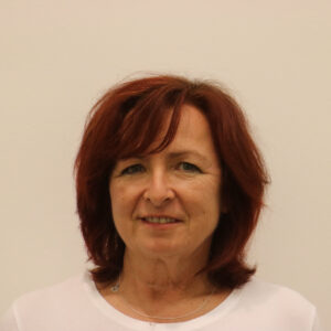 Profilbild von Michaela Härtel, mit rötlichen Schulterlangen Haaren