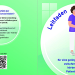 eine Pflegekraft im Gespräch mit einem Patienten