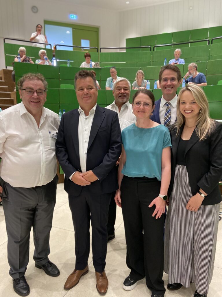 4 Männer und 2 Frauen stehen im Hörsaal fü ein Gruppenbild
