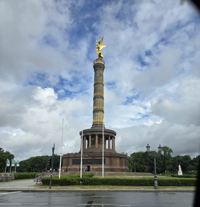 Blick auf die Berliner Siegessäule und ihre Goldelse