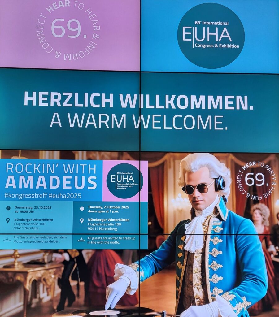 Willkommensschild für den 69. Internationalen EUHA-Kongress mit Veranstaltungshinweisen und Bild einer Person in historischer Kleidung und Perücke im Barockstil.