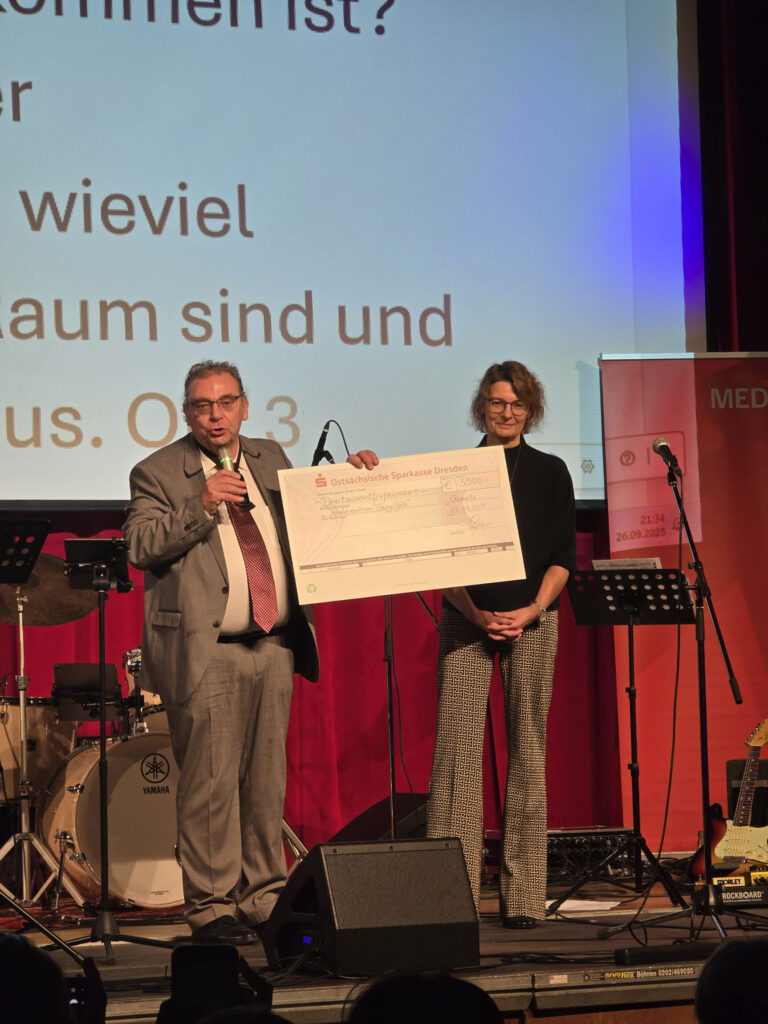 DSB Präsident Dr. Müller übergibt den Spendenscheck an Schulleiterin Anja Wünsche