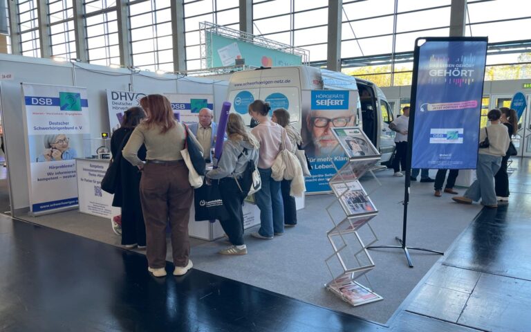 Eine Gruppe junger Frauen informiert sich an einem Messestand