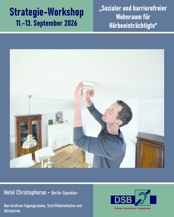 Person in einem hellen Raum hält eine Rauchmelder-Batterie über den Kopf. Text zu einem Strategie-Workshop zurm Sozialen und barrierefreien Wohnraum für Hörbeeinträchtigte vom 11. bis 13. September 2026 im Hotel Christophorus Berlin-Spandau.