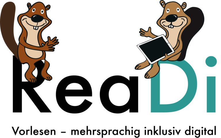 Zwei lächelnde Biber sitzen auf den Buchstaben eines Logos von ReaDi, einer hält ein Tablet, darunter der Text 'Vorlesen – mehrsprachig inklusiv digital'