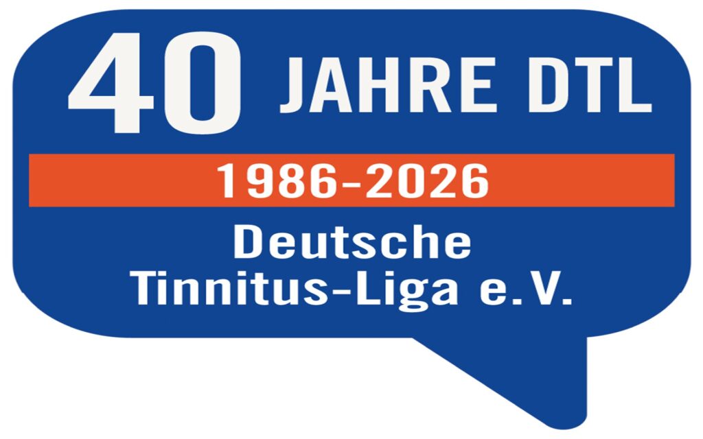 Blaues Sprechblasensymbol mit weißem Text '40 JAHRE DTL', darunter oranger Balken mit weißem Text '1986-2026' und darunter weißer Text 'Deutsche Tinnitus-Liga e.V.
