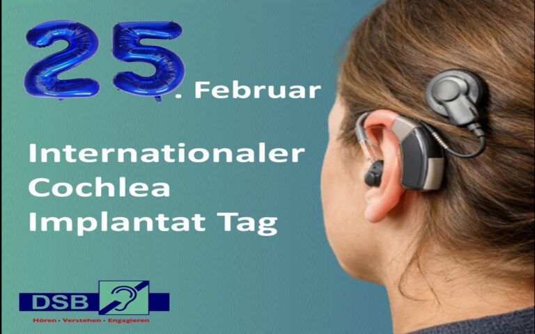 Profil einer Person mit Cochlea-Implantat hinter dem rechten Ohr vor grünem Hintergrund mit Text '25. Februar Internationaler Cochlea Implantat Tag' und Logo 'DSB Hören Verstehen Engagieren'