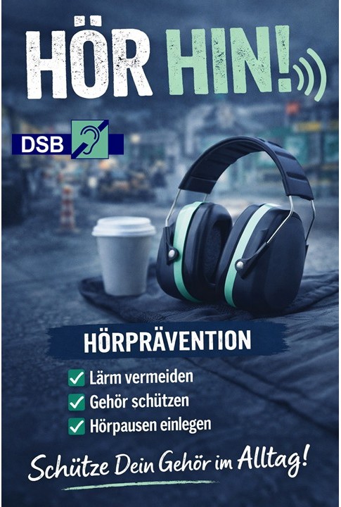 Große Kopfhörer neben einem Pappbecher auf einem Tisch vor unscharfem Straßenhintergrund mit dem Text 'HÖR HIN!' und Hinweisen zur Hörprävention.