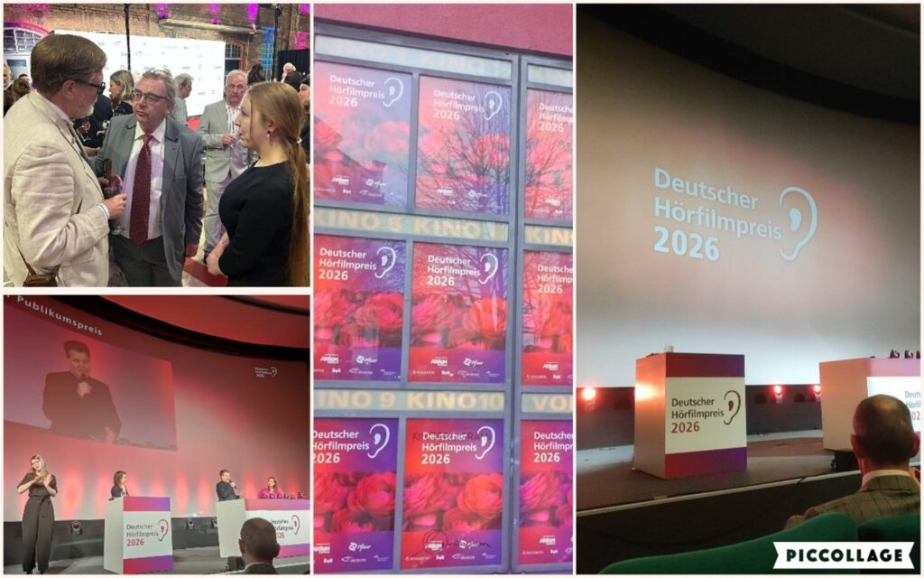 Collage mit vier Fotos von der Veranstaltung Deutscher Hörfilmpreis 2026, darunter Gespräche von Gästen, Plakate am Fenster, eine Bühne mit Redner und Gebärdensprachdolmetscher sowie ein Blick auf die Leinwand mit dem Schriftzug Deutscher Hörfilmpreis 2026.