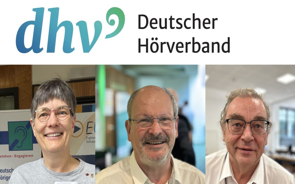Oben links steht das Logo des Deutschen Hörverbands mit türkisfarbenen Buchstaben und einem stilisierten Ohr. Rechts daneben befindet sich der Schriftzug 'Deutscher Hörverband' in schwarzer Schrift. Darunter sind drei Personen vor unterschiedlichen Hintergründen zu sehen. Die linke Person trägt ein graues Oberteil, im Hintergrund sind Plakate mit Symbolen und Text zu erkennen. Die mittlere Person trägt ein helles Hemd, der Hintergrund ist unscharf. Die rechte Person trägt ein weißes Hemd, im Hintergrund sind Büroeinrichtungen sichtbar.