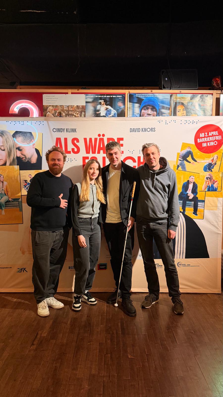 Vier Personen stehen vor einem Filmplakat mit dem Titel 'Als wäre es leicht'.