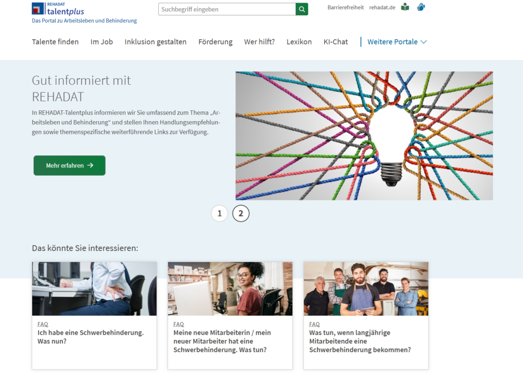 Im Mittelpunkt steht eine farbige Linienzeichnung, die eine Glühbirne aus mehreren miteinander verflochtenen Schnüren darstellt. Oberhalb befindet sich das Logo »Talentplus« mit dem Zusatz »Das Portal zu Arbeit und Behinderung«. Darunter folgt eine große Überschrift »Gut informiert mit REHADAT« und ein grüner Button mit weißer Schrift. Im unteren Bereich sind drei Kacheln mit Bildern und kurzen Texten zu sehen, die verschiedene Themen rund um Behinderung und Arbeit behandeln. Die Seite wirkt klar strukturiert und barrierearm.