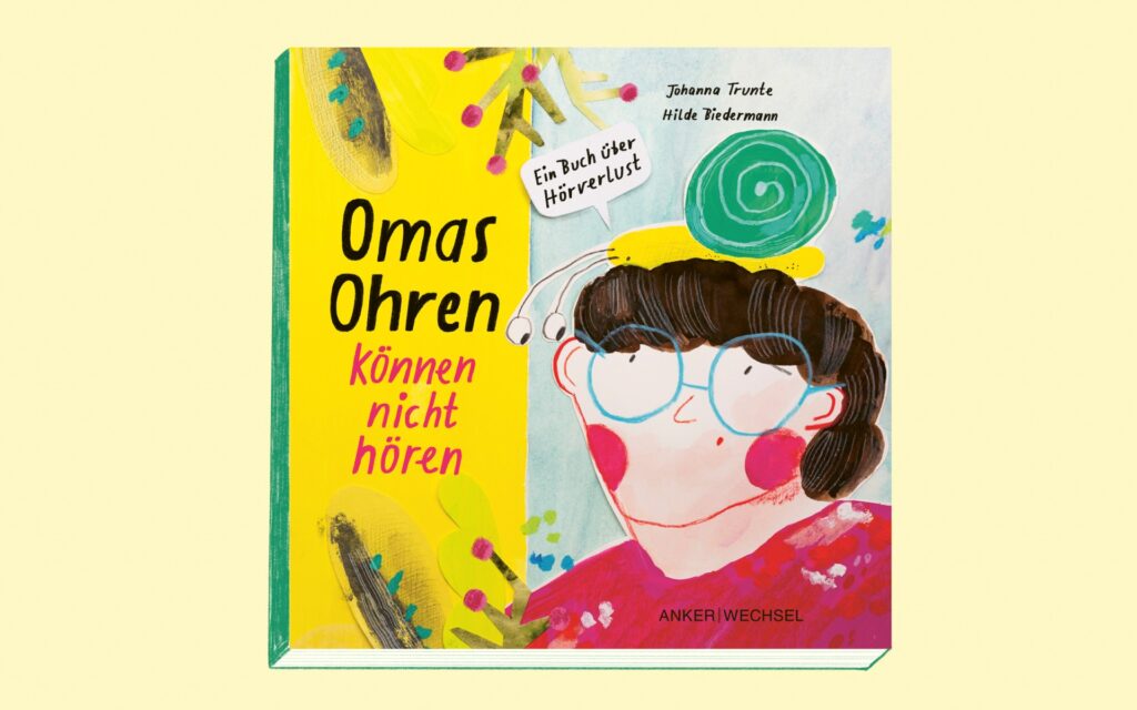 Das Buchcover zeigt eine farbenfrohe Illustration mit einer älteren Frau mit Brille, kurzen dunklen Haaren und roten Wangen. Sie trägt eine grüne Schnecke auf dem Kopf. Um sie herum sind bunte, abstrakte Formen und Pflanzen dargestellt. Der Buchtitel steht in großen gelben und schwarzen Buchstaben: 'Omas Ohren können nicht hören'. Oben rechts sind die Namen 'Johanna Tordle' und 'Hilde Tordemann' zu lesen. Ein kleiner grüner Kreis enthält den Text 'Ein Buch über Hörverlust'. Unten rechts steht 'Anker | Wechsel'.