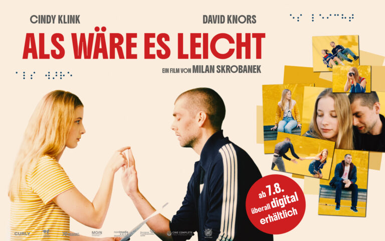Zwei Personen sitzen sich an einem Tisch gegenüber und berühren sich mit den Fingerspitzen. Die Frau trägt ein helles Oberteil, der Mann einen Trainingsanzug mit Streifen. Im Hintergrund sind mehrere gelbe Polaroid-ähnliche Fotos angeordnet, die verschiedene Szenen mit denselben Personen zeigen. Oben stehen die Namen »Cindy Klink« und »David Knors«. In der Mitte steht in großen roten Buchstaben der Titel »Als wäre es leicht«. Unten rechts befindet sich ein roter Kreis mit weißer Schrift: »ab 7.8. überall digital erhältlich«. Weitere kleine Logos und Schriftzüge sind am unteren Bildrand zu sehen.