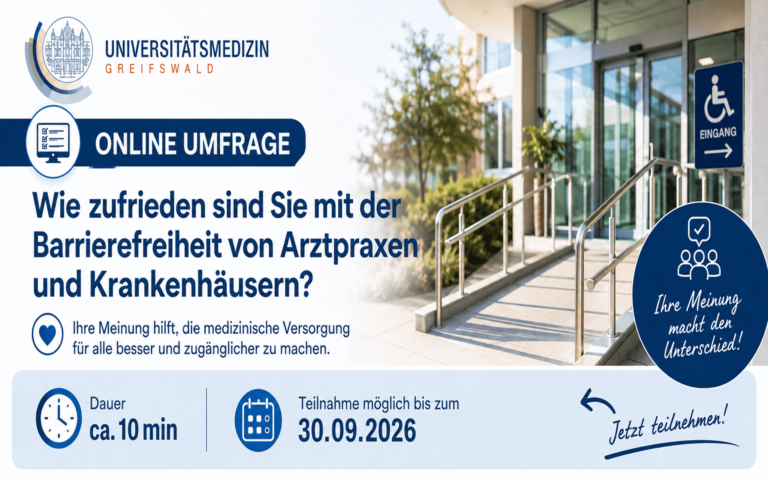 Eingangsbereich eines Gebäudes mit Rollstuhl-Schild, Treppe und Handlauf sowie Text zur Online-Umfrage zur Barrierefreiheit von Arztpraxen und Krankenhäusern der Universitätsmedizin Greifswald