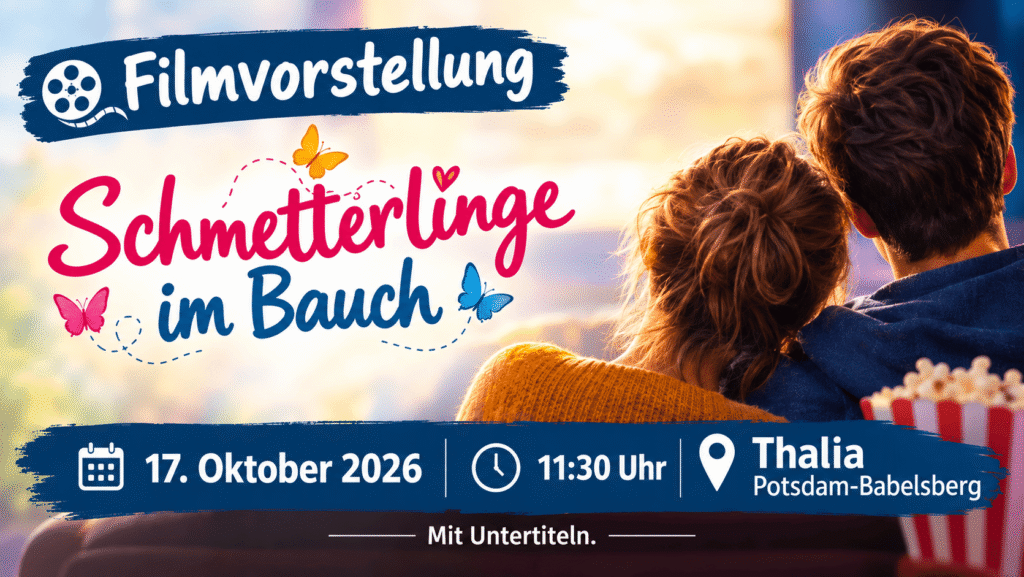 Zwei Personen sitzen nebeneinander auf einer Couch und blicken auf eine Leinwand. Auf der Leinwand steht in großer, bunter Schrift 'Schmetterlinge im Bauch', begleitet von mehreren gezeichneten Schmetterlingen. Links oben befindet sich ein Symbol mit einer Filmrolle und der Schriftzug 'Filmvorstellung'. Unten sind Datum, Uhrzeit und Veranstaltungsort in einer blauen Leiste aufgeführt: '17. Oktober 2026', '11:30 Uhr', 'Thalia Potsdam-Babelsberg'. Rechts unten steht 'Mit Untertiteln'. Im Vordergrund ist eine Schale mit Popcorn zu sehen.